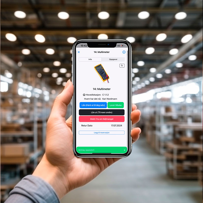 Escaneando artículo en el almacén con el móvil