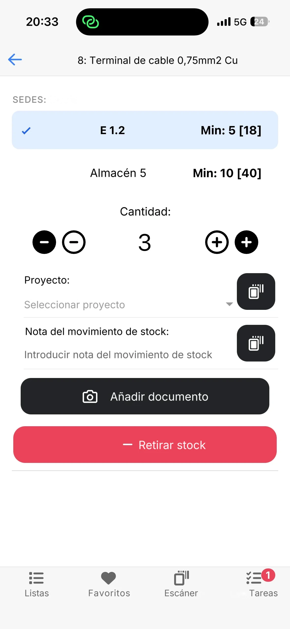 La pantalla de salida de stock de la app móvil con ubicación, cantidad y el botón Retirar stock
