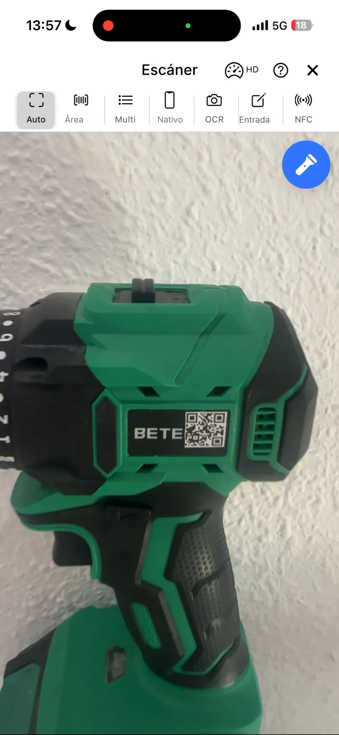 La pantalla del escáner de la app móvil apuntando al código QR de un taladro