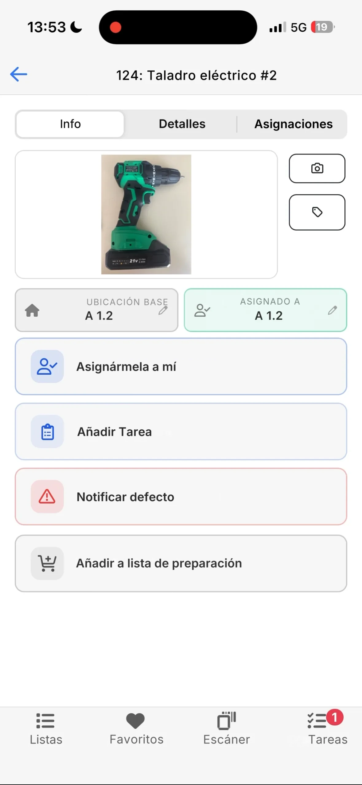 La ficha de la herramienta en la app móvil con los campos Ubicación base y Asignado a, y el botón Asignármela a mí
